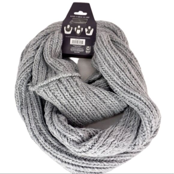 West Loop Gray Cable Knit Scarf, New with Tags! - Picture 2 of 4